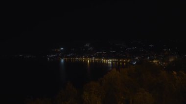 İtalya 'nın Agropoli şehrinin gece görüşü.