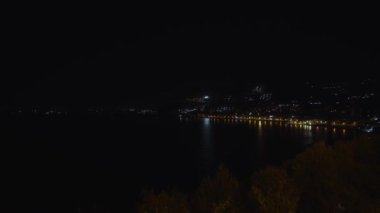 İtalya 'nın Agropoli şehrinin gece görüşü.