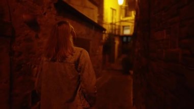 Gece vakti yaşlı şehirde tek başına dolaşan bir kadın..