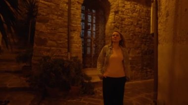 Gece vakti yaşlı şehirde tek başına dolaşan bir kadın..