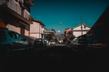 İtalya, Agropoli 'de tipik bir İtalyan caddesi..