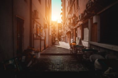 İtalya, Agropoli 'de tipik bir İtalyan caddesi..