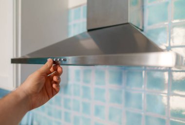 İnsan eliyle yemek pişirme kaputunu seçer.