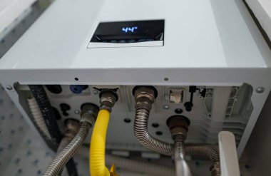 Modern gaz su ısıtıcısı ve bağlantıları.