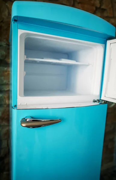Congelador Retro Refrigerador Com Porta Aberta — Fotografia de Stock