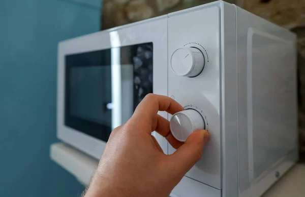 Man Uses Microwave Oven Kitchen — Stock Photo, Image