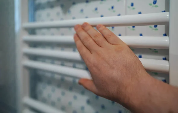 Mão Homem Verificando Temperatura Radiador Aquecimento — Fotografia de Stock