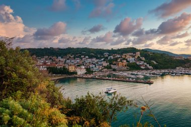 Yamaçtan Agropoli şehri manzarası.