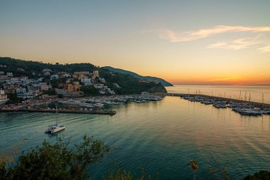 Yamaçtan Agropoli şehri manzarası.