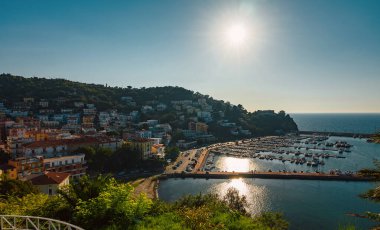 Yamaçtan Agropoli şehri manzarası.