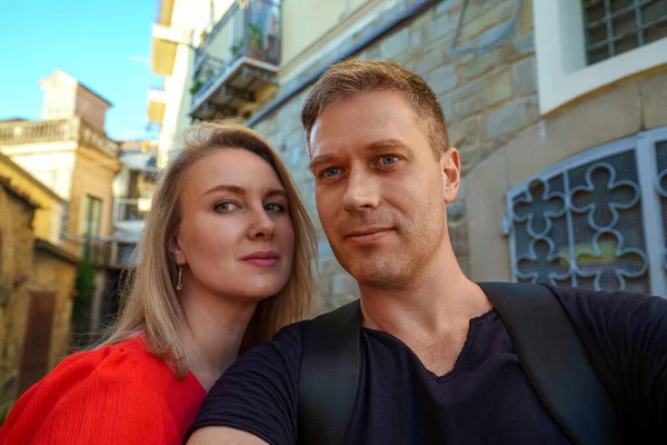 Casal Tira Uma Selfie Cidade Velha Férias — Fotografia de Stock