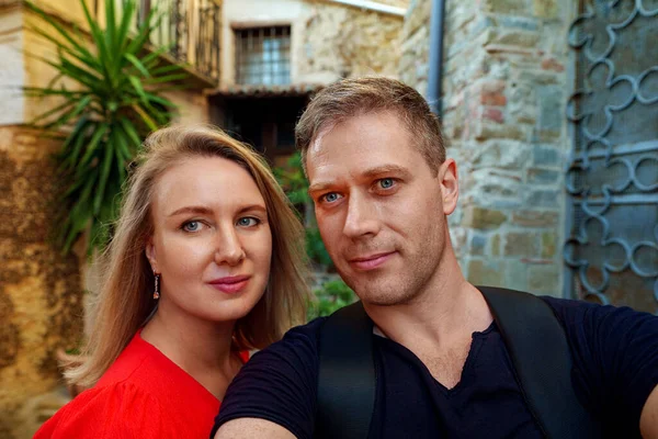 Couple Prend Selfie Dans Vieille Ville Vacances — Photo