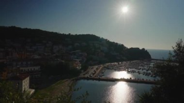 Yamaçtan Agropoli şehri manzarası.