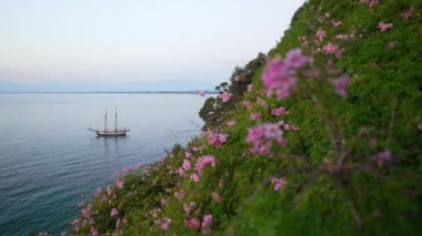 Akdeniz 'deki körfezde yelkenli gemi.