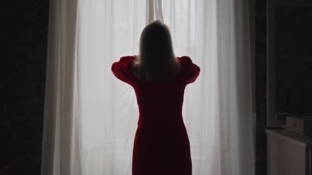 Mulher Abrindo Cortinas Seu Apartamento — Vídeo de Stock