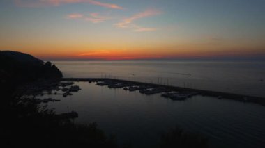 Agropoli 'deki tekneler için Marina Körfezi.