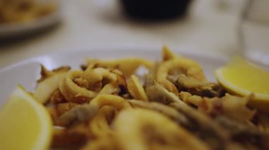 Kızarmış deniz ürünleri. Balık ve karides..