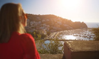 Yamaçtan Agropoli şehrine bakan kadın turist.
