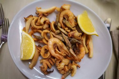 Kızarmış deniz ürünleri. Balık ve karides..