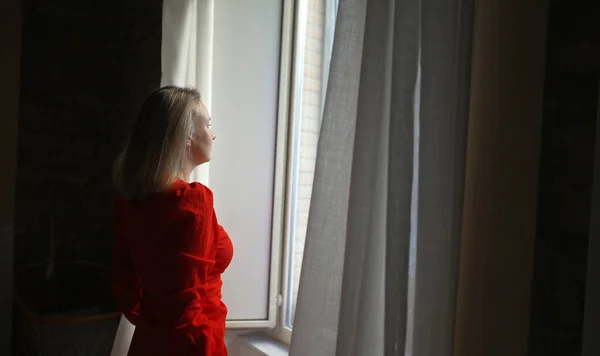 Femme Debout Devant Fenêtre Maison — Photo