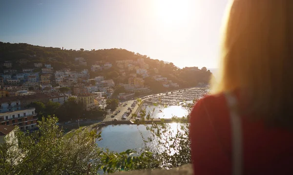 Kobieta Turysta Patrząc Miasto Agropoli Wzgórza — Zdjęcie stockowe