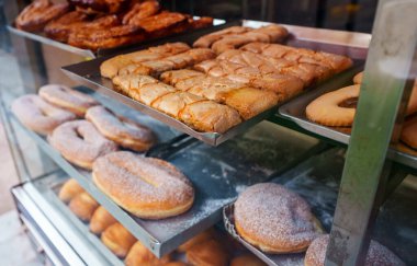 Caddedeki bir kafenin camının arkasında taze hamur işleri..