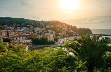 Yamaçtan Agropoli şehri manzarası.
