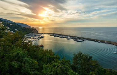 Agropoli 'deki tekneler için Marina Körfezi.