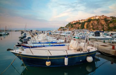 Agropoli 'de yatları ve tekneleri olan bir liman. Porto di Agropoli.