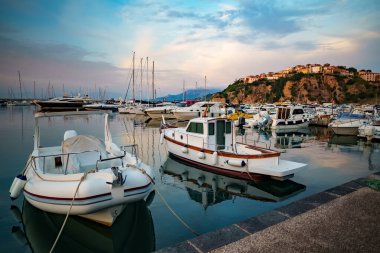 Agropoli 'de yatları ve tekneleri olan bir liman. Porto di Agropoli.