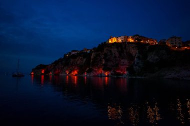 Akşamları Agropoli 'de bir kayanın üzerindeki eski şehir.