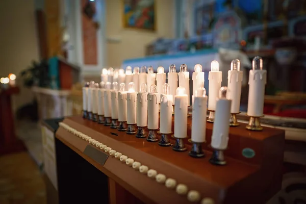 Современные Электронные Свечи Церкви — стоковое фото