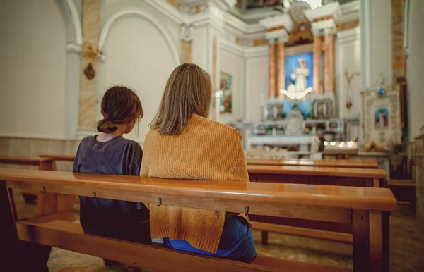 Zwei Frauen Sitzen Auf Einer Bank Einer Kirche — Stockfoto