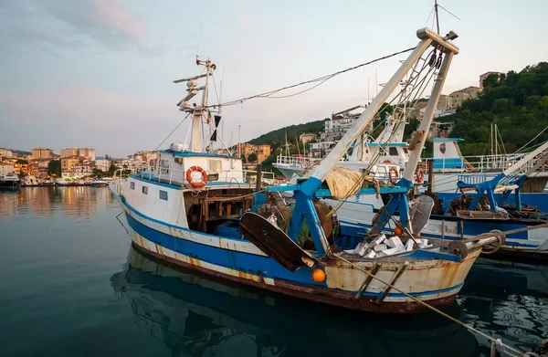 港に係留されている小型漁船 — ストック写真