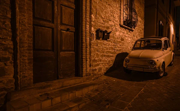 意大利的夜街和老式汽车 — 图库照片