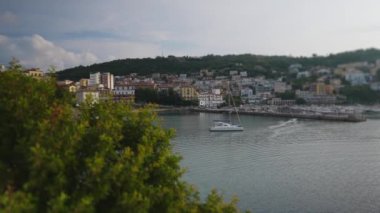 Yamaçtan Agropoli şehri manzarası.