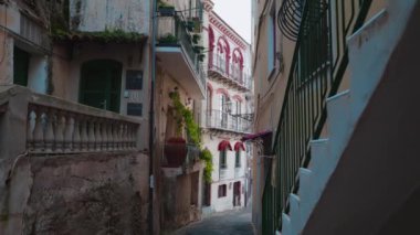 Güney Avrupa 'da bir Akdeniz şehrinde geleneksel cadde.