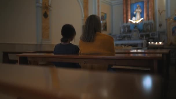 Дві Жінки Сидять Лавці Церкві — стокове відео