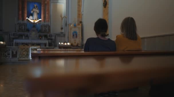 Dwie Kobiety Siedzą Ławce Kościele — Wideo stockowe