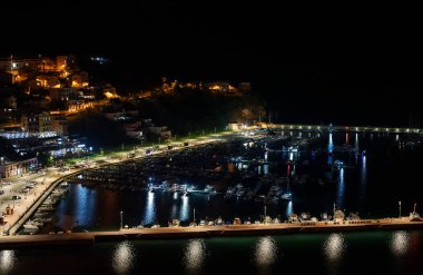 Gece yamaçtan Agropoli 'ye.