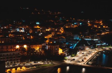 Gece yamaçtan Agropoli 'ye.