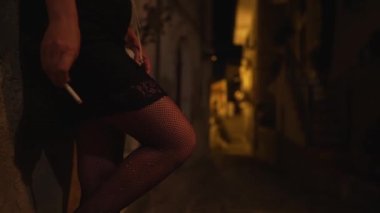 Sokakta sigara içen bir kadın fahişe..