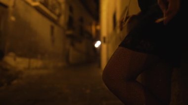 Sokakta sigara içen bir kadın fahişe..