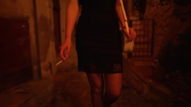 Sokaklarda sigara içen bir fahişe..