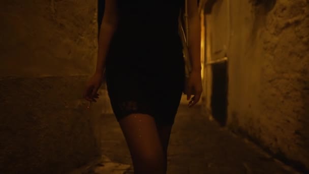 Prostytutka Papierosem Chodząca Ulicy — Wideo stockowe