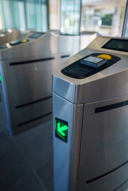 Tren istasyonunda bilet doğrulama kapıları.