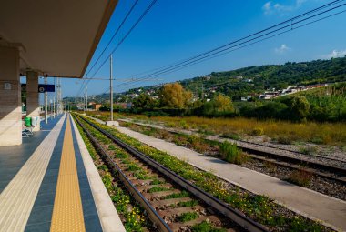 İtalya 'daki tipik taşra tren istasyonu.