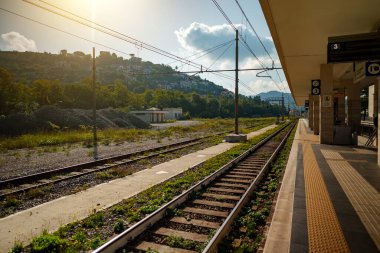 İtalya 'daki tipik taşra tren istasyonu.