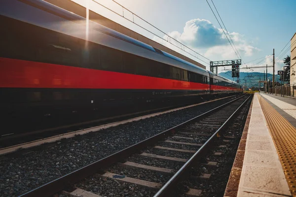 Long Train Arrives Rural Train Station Italy — Stock Photo, Image