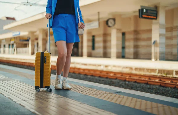 Woman Travel Suitcase Waiting Train — Fotografia de Stock